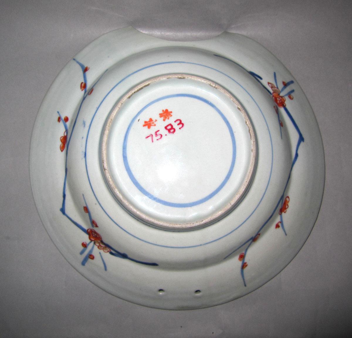 1975.0083 Porcelain barber basin underside