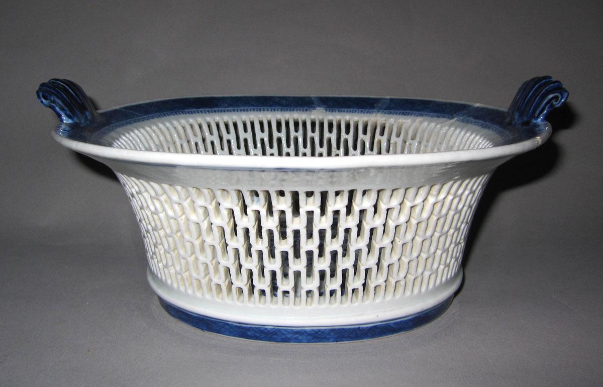 1975.0097 A Porcelain basket