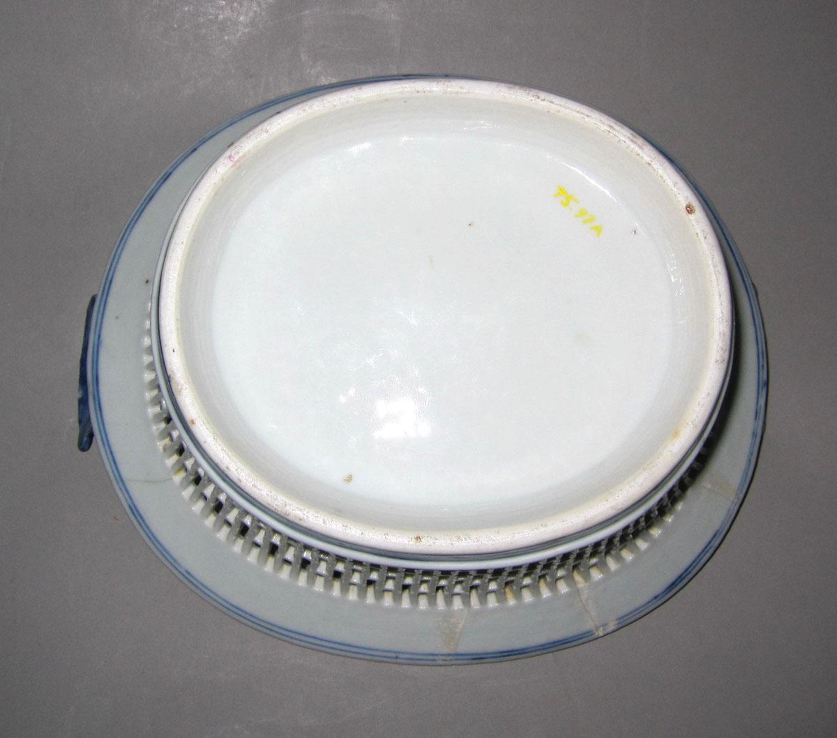 1975.0097 A Porcelain basket underside