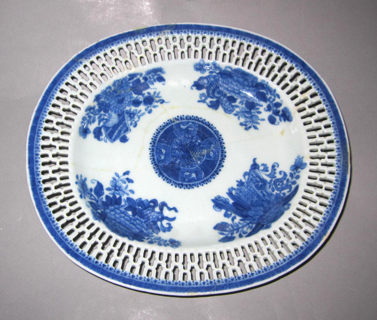 1975.0097 B Porcelain stand