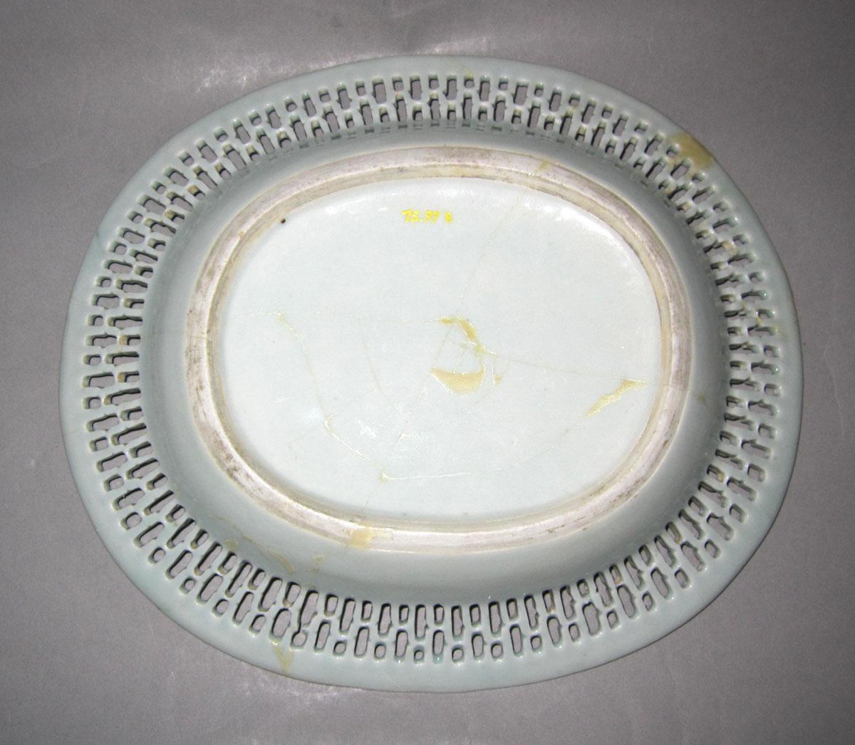 1975.0097 B Porcelain stand underside