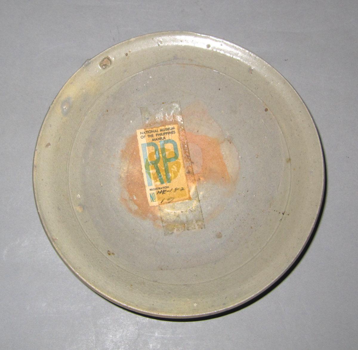 1975.0098 Stoneware dish