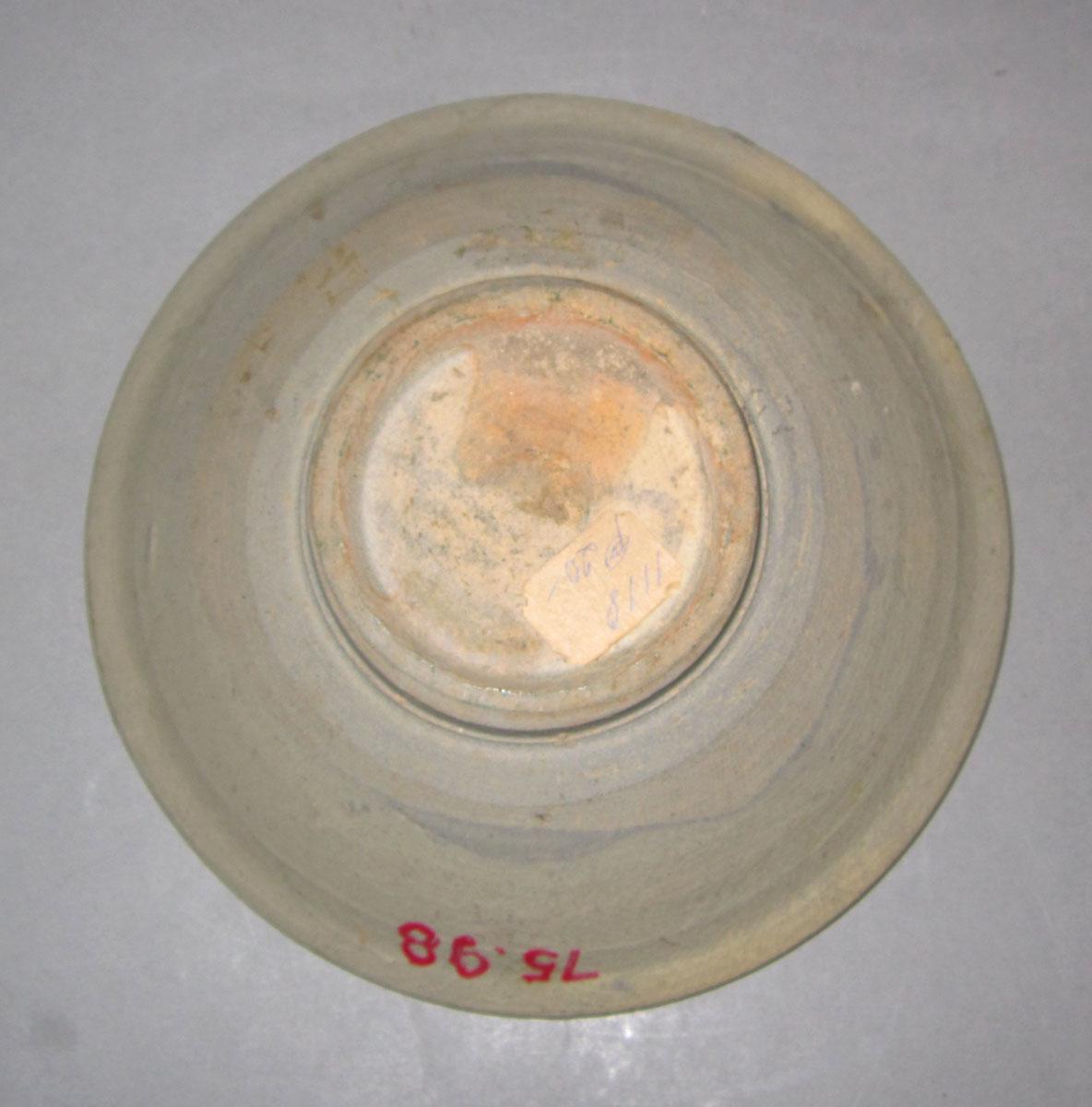 1975.0098 Stoneware dish underside