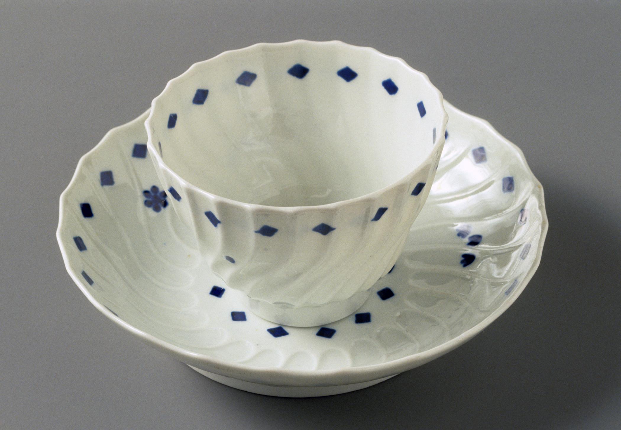 1975.0100 A, B Teabowl and saucer