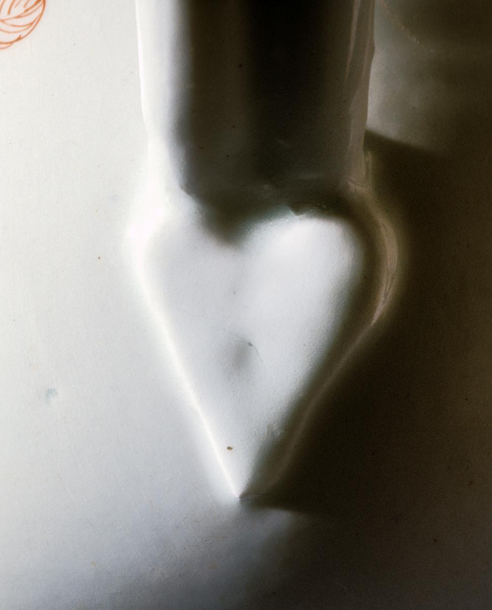 1975.0109 Bow mug, detail