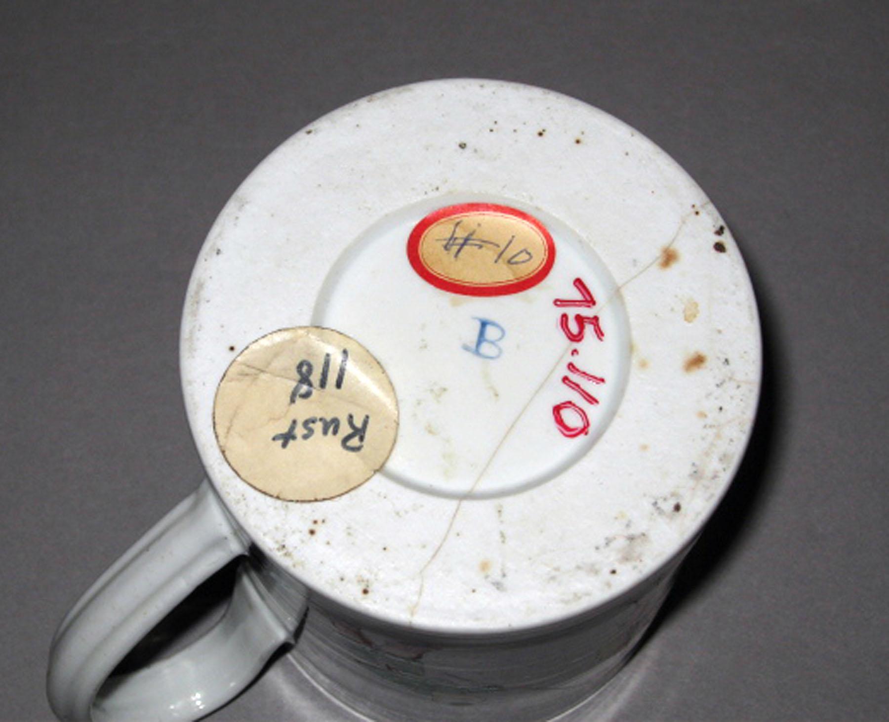 1975.0110 Porcelain mug (mark)