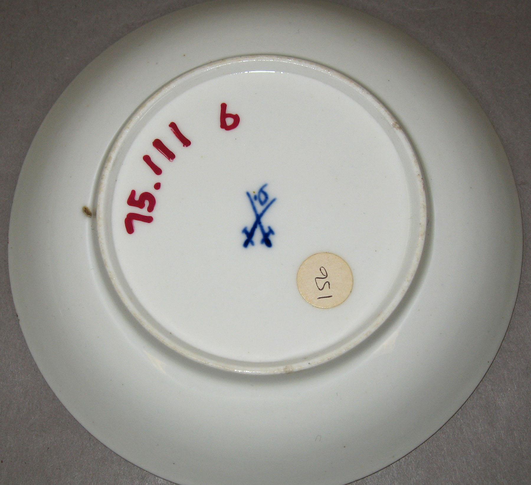 1975.0111 B Worcester porcelain saucer (mark)