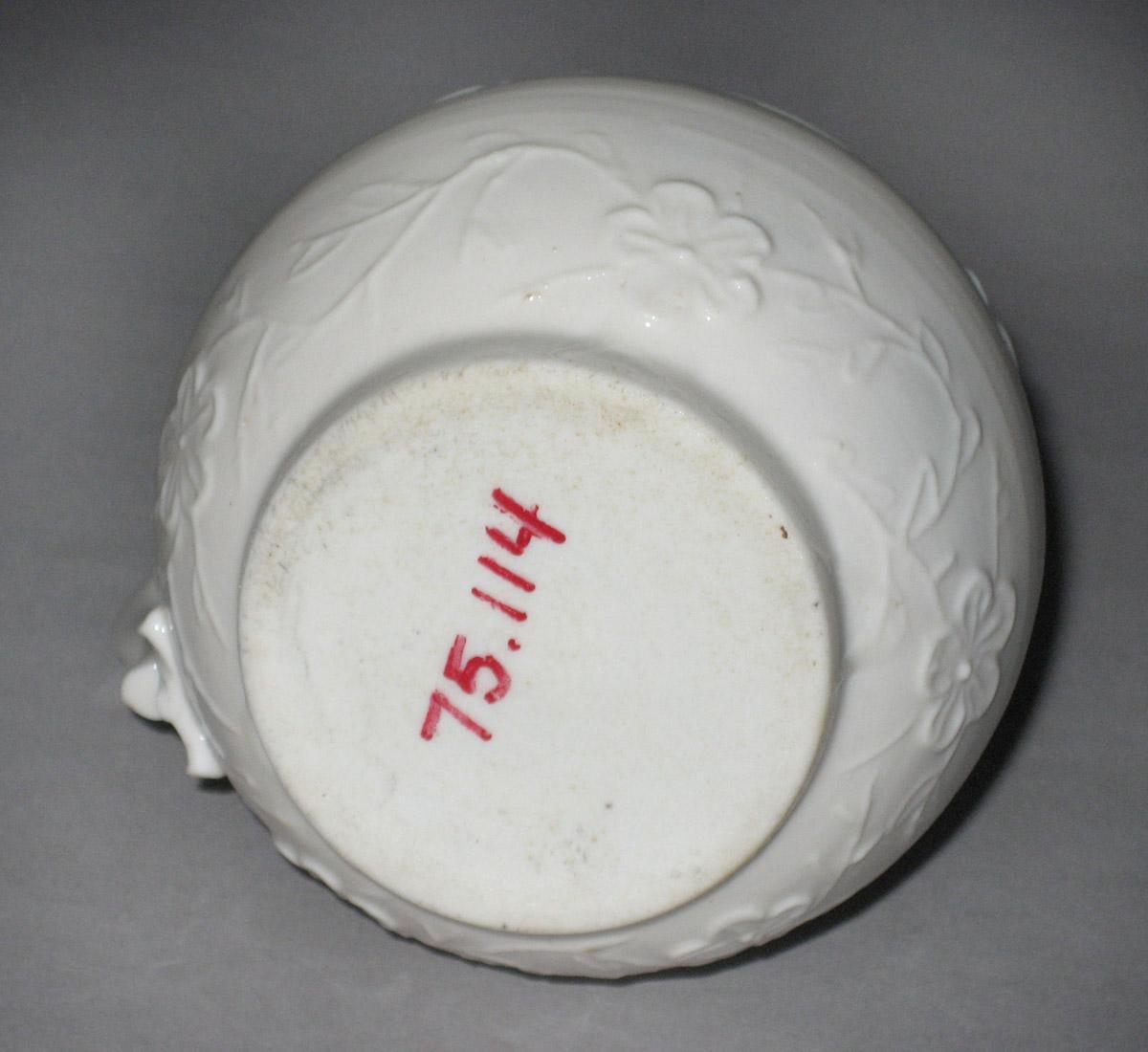 1975.0114 Porcelain mug or jug, bottom