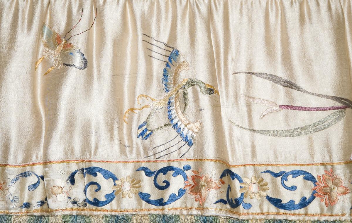 1957.1292  Window hanging, valance outline detail
