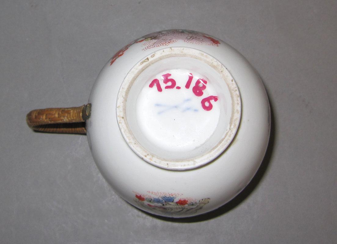 1975.0186 Cup underside