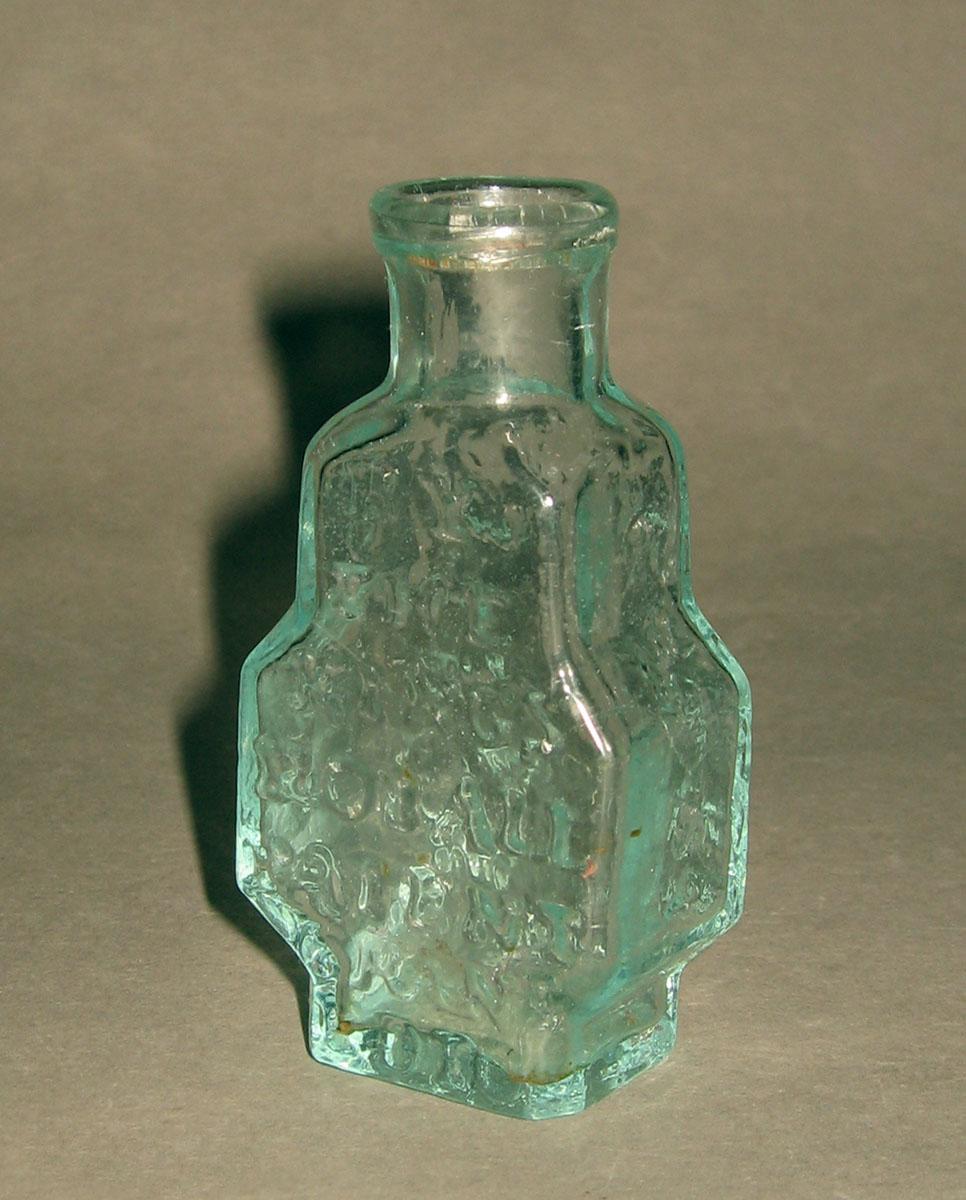 1975.0224 Glass bottle