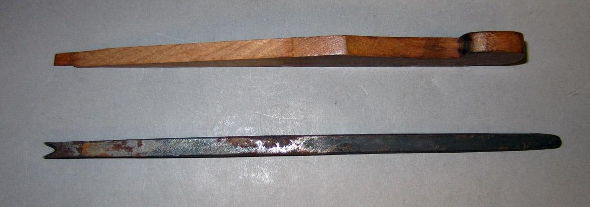 1975.0267.001 Grooving plane, wedge iron view 1