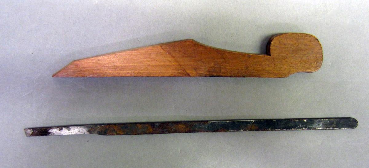 1975.0267.001 Grooving plane, wedge iron view 2
