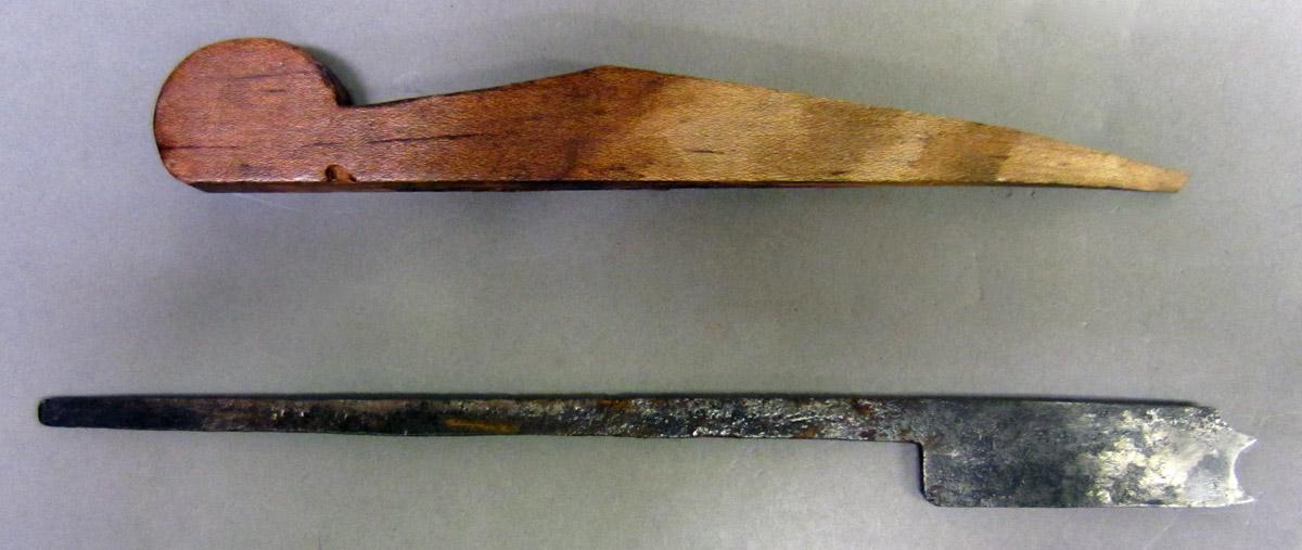 1975.267.007 molding plane, wedge iron view2