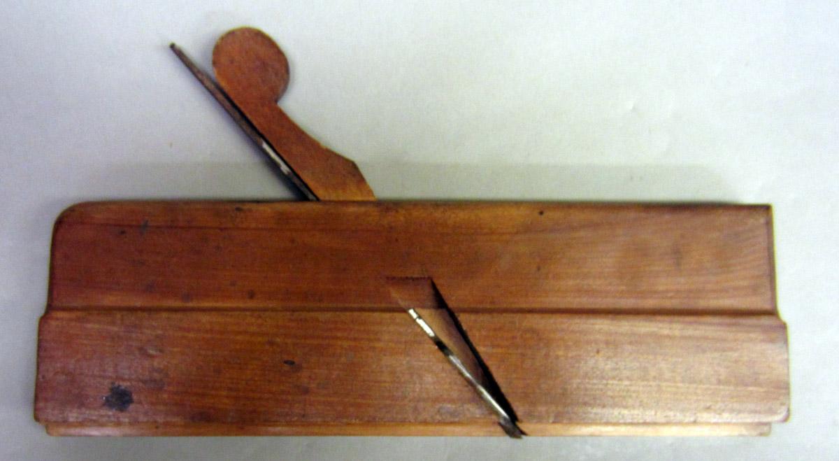 1975.267.008 molding plane, full view
