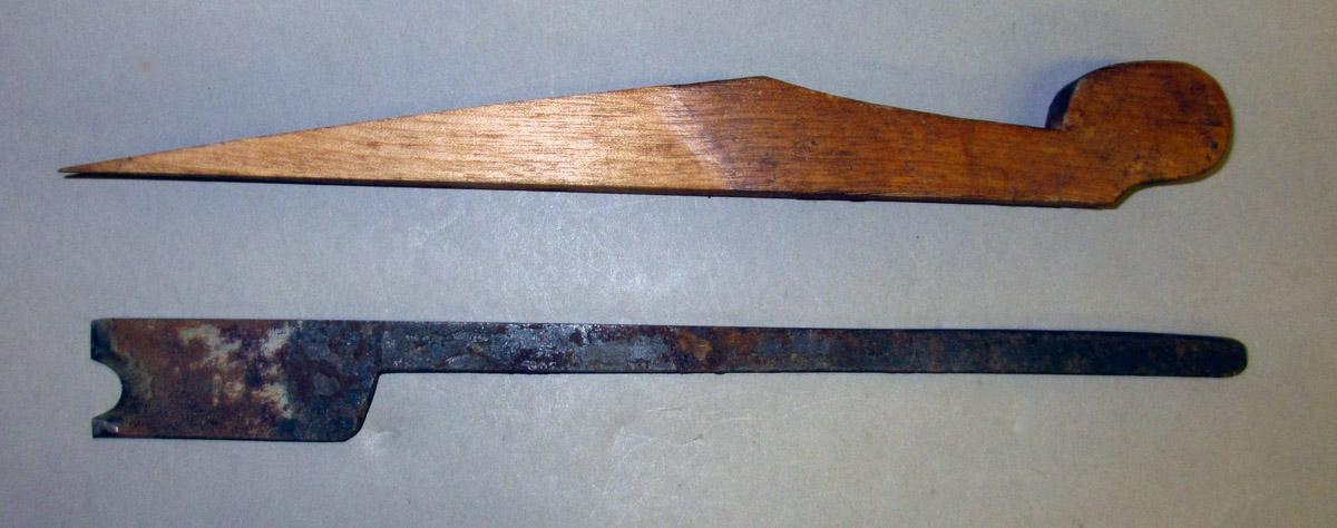 1975.0267.009 molding plane, wedge iron view 1