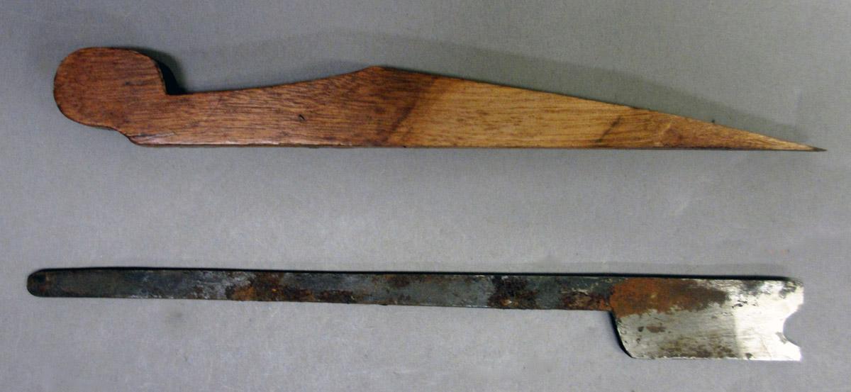 1975.267.009 Molding plane, wedge iron view 2