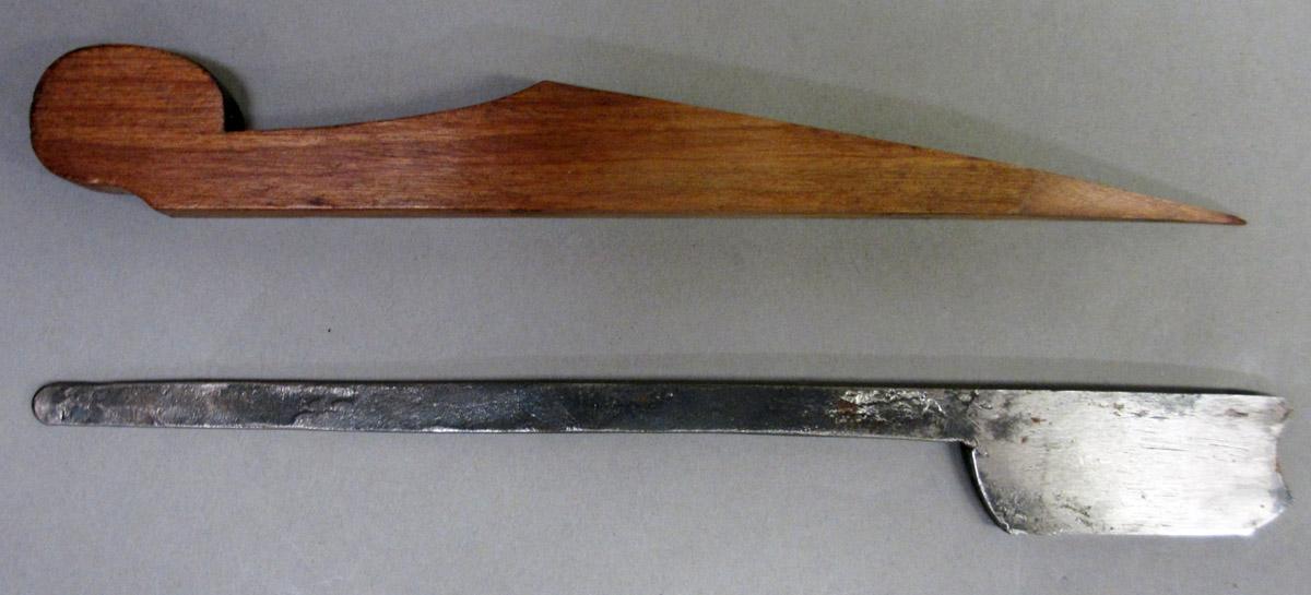 1975.267.11 Molding plane, wedge iron view 1