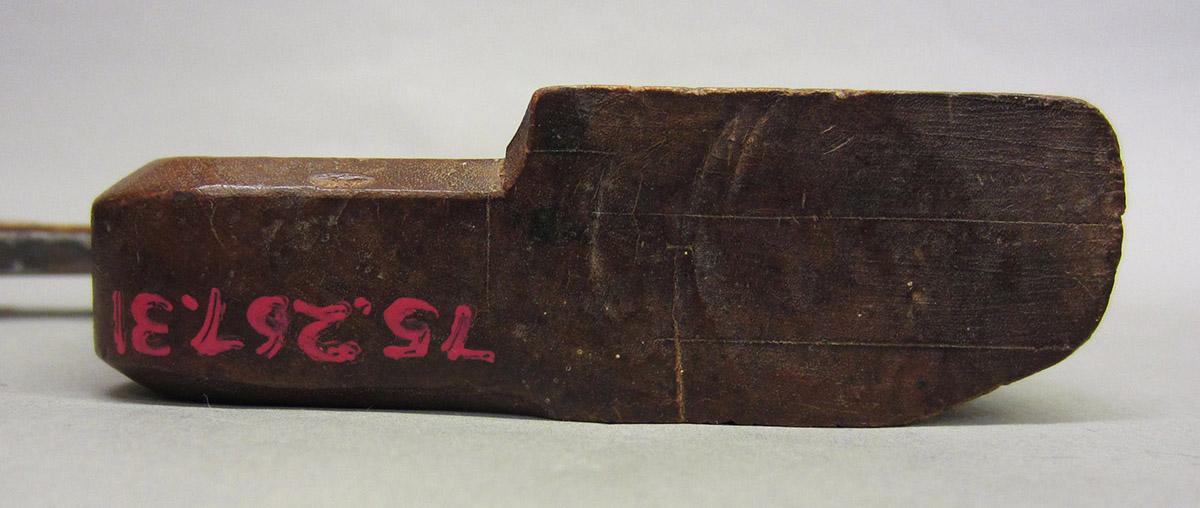1975.0267.031 Round plane, heel