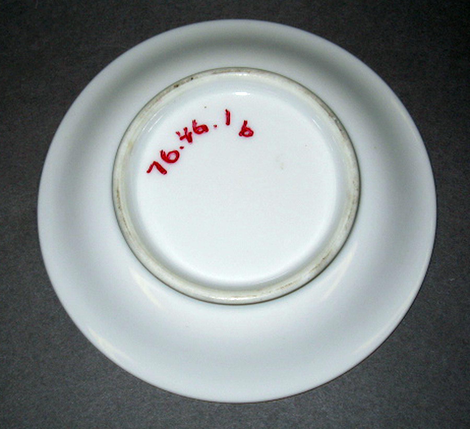 1976.0046.001 B Porcelain saucer (underside)