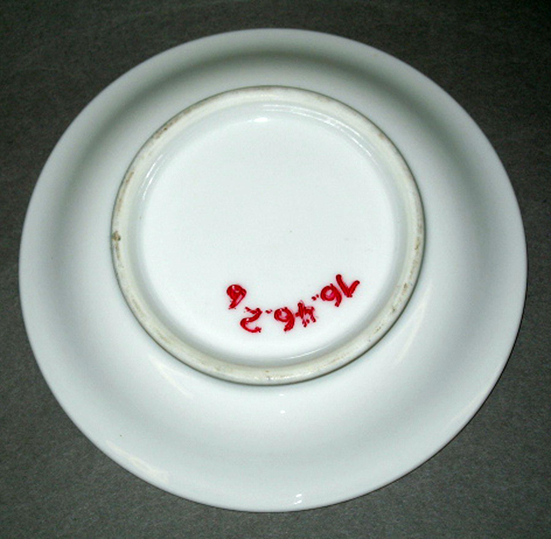1976.0046.002 B Porcelain saucer (underside)