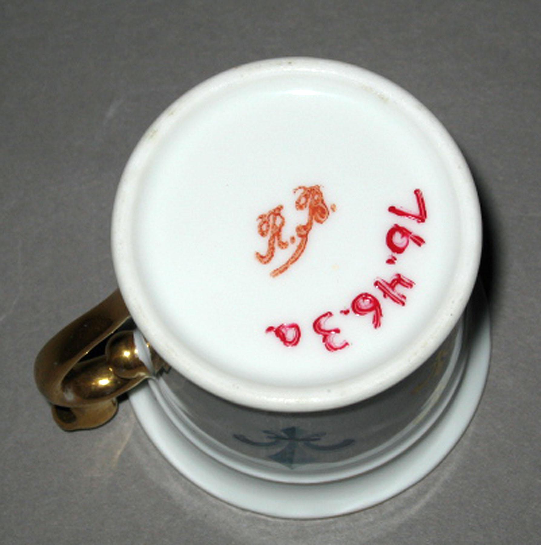 1976.0046.003 A Porcelain coffee cup (underside)