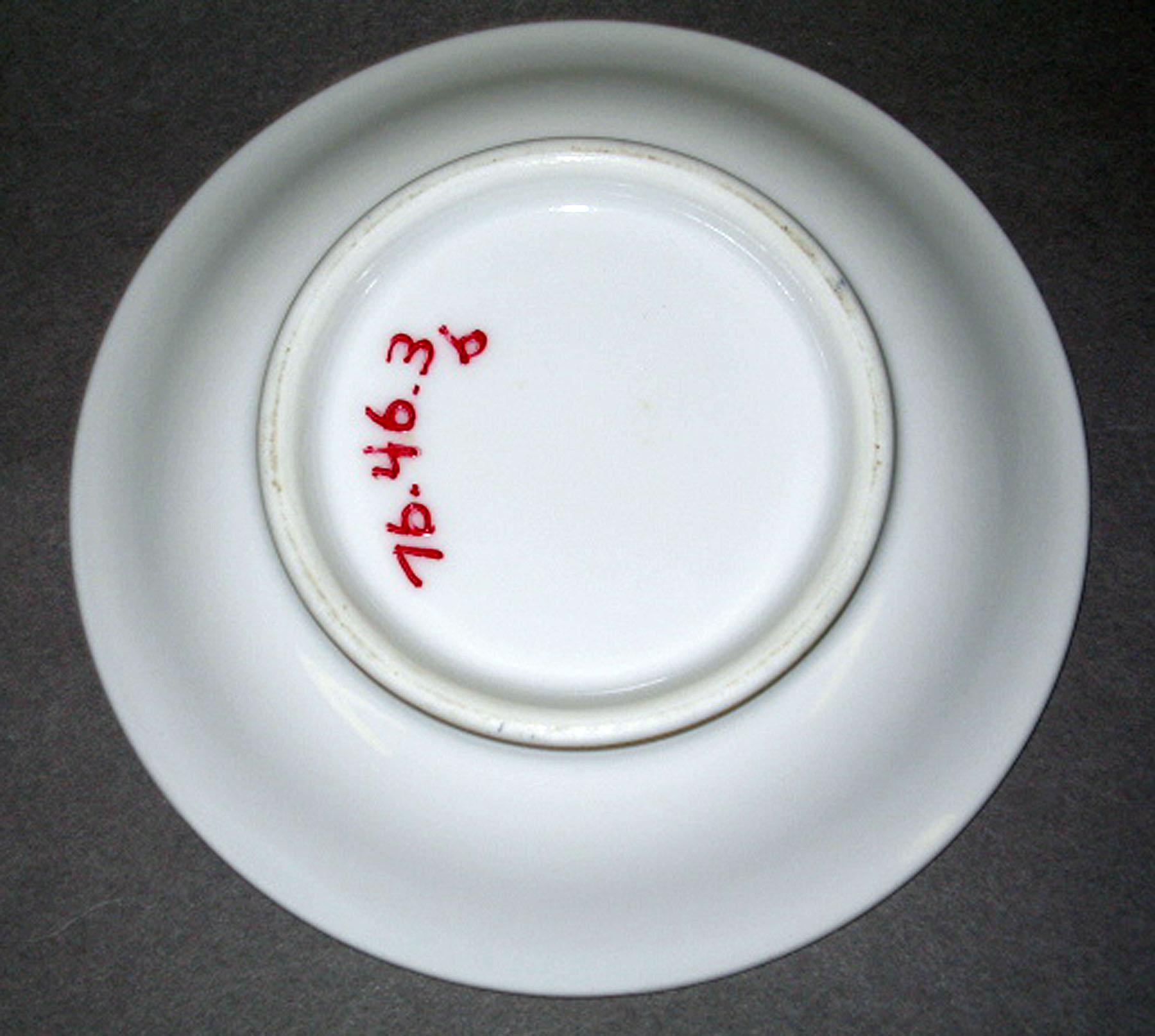 1976.0046.003 B Porcelain saucer (underside)