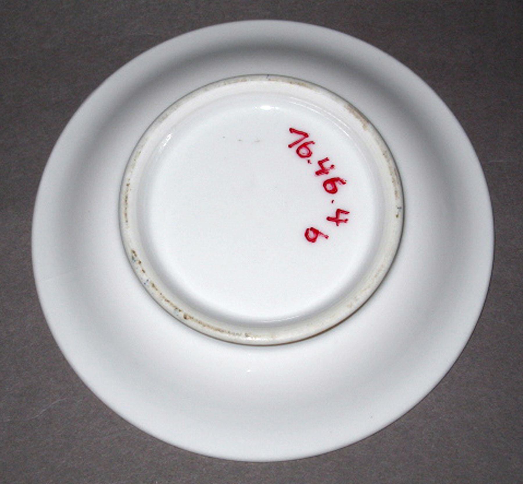 1976.0046.004 B Porcelain saucer (underside)