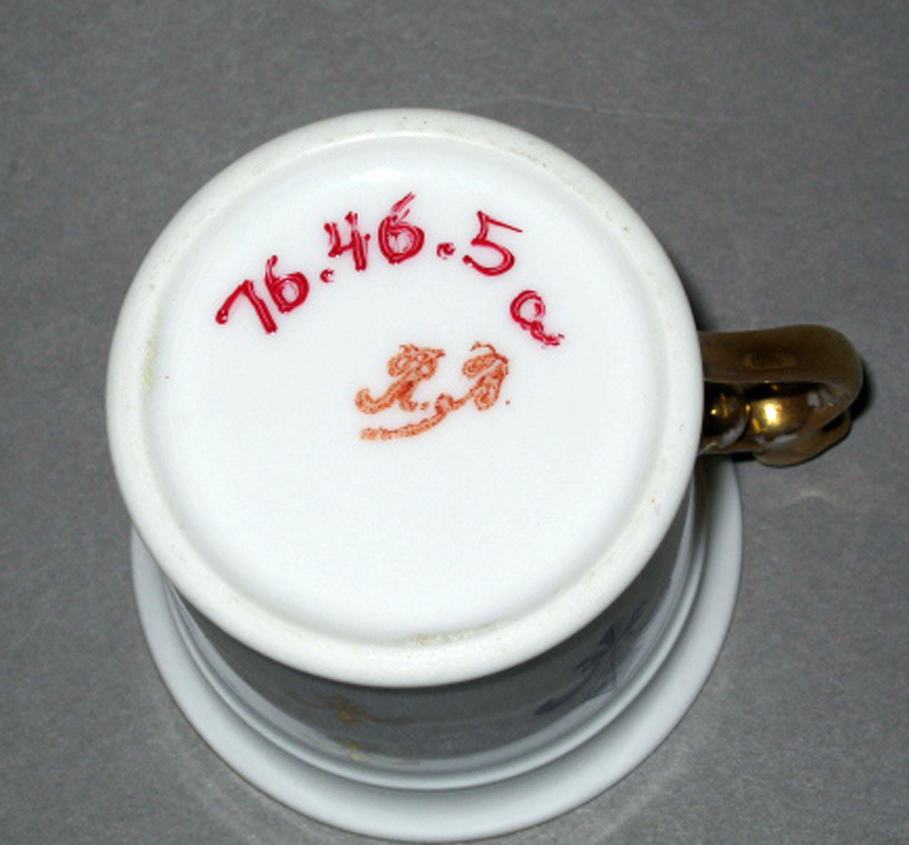 1976.0046.005 A Porcelain coffee cup (underside)