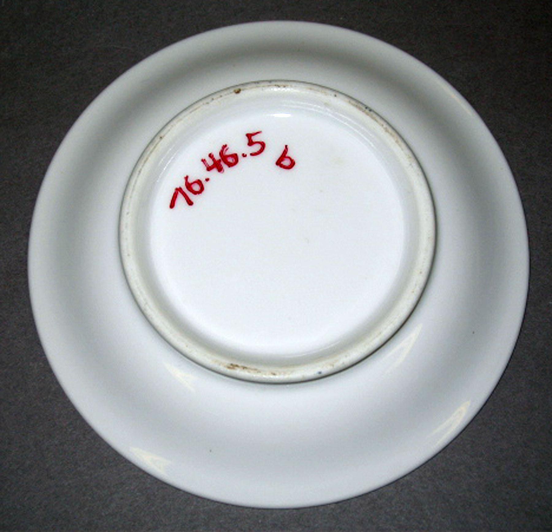 1976.0046.005 B Porcelain saucer (underside)