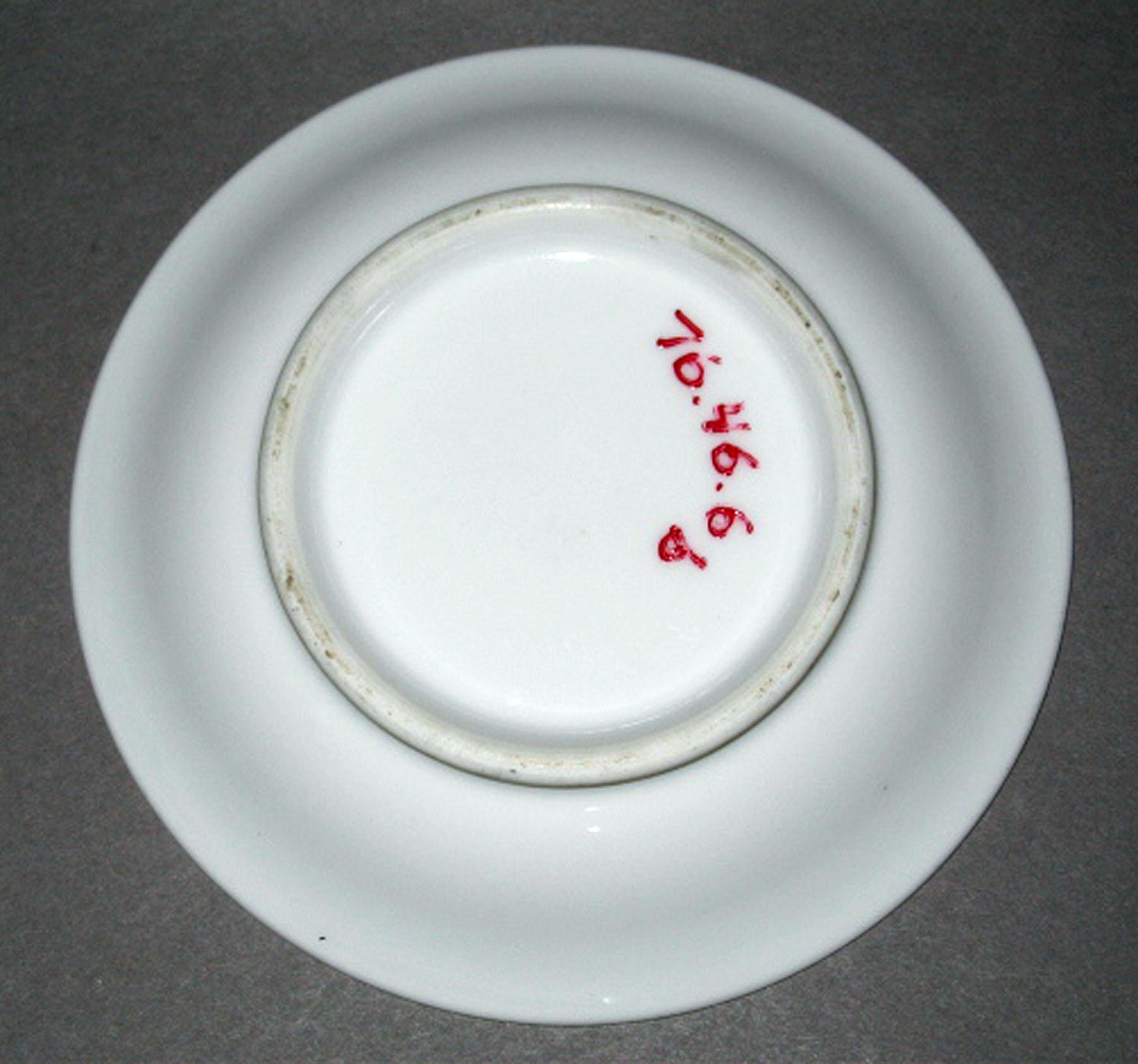1976.0046.006 B Porcelain saucer (underside)