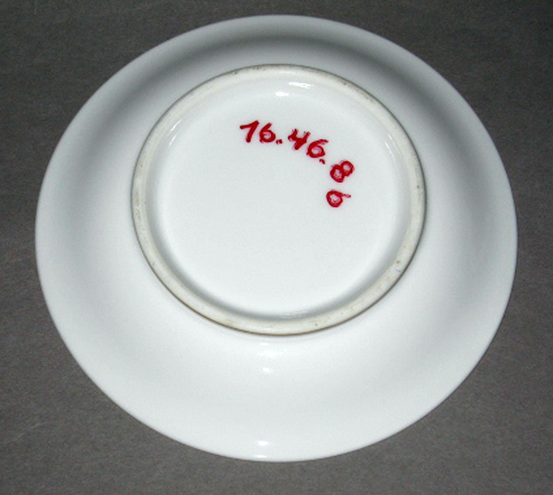 1976.0046.008 B Porcelain saucer (underside)