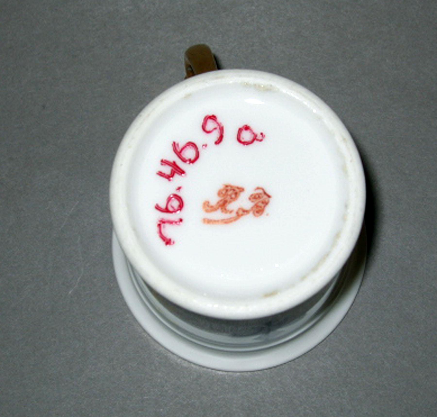 1976.0046.009 A Porcelain coffee cup (underside)