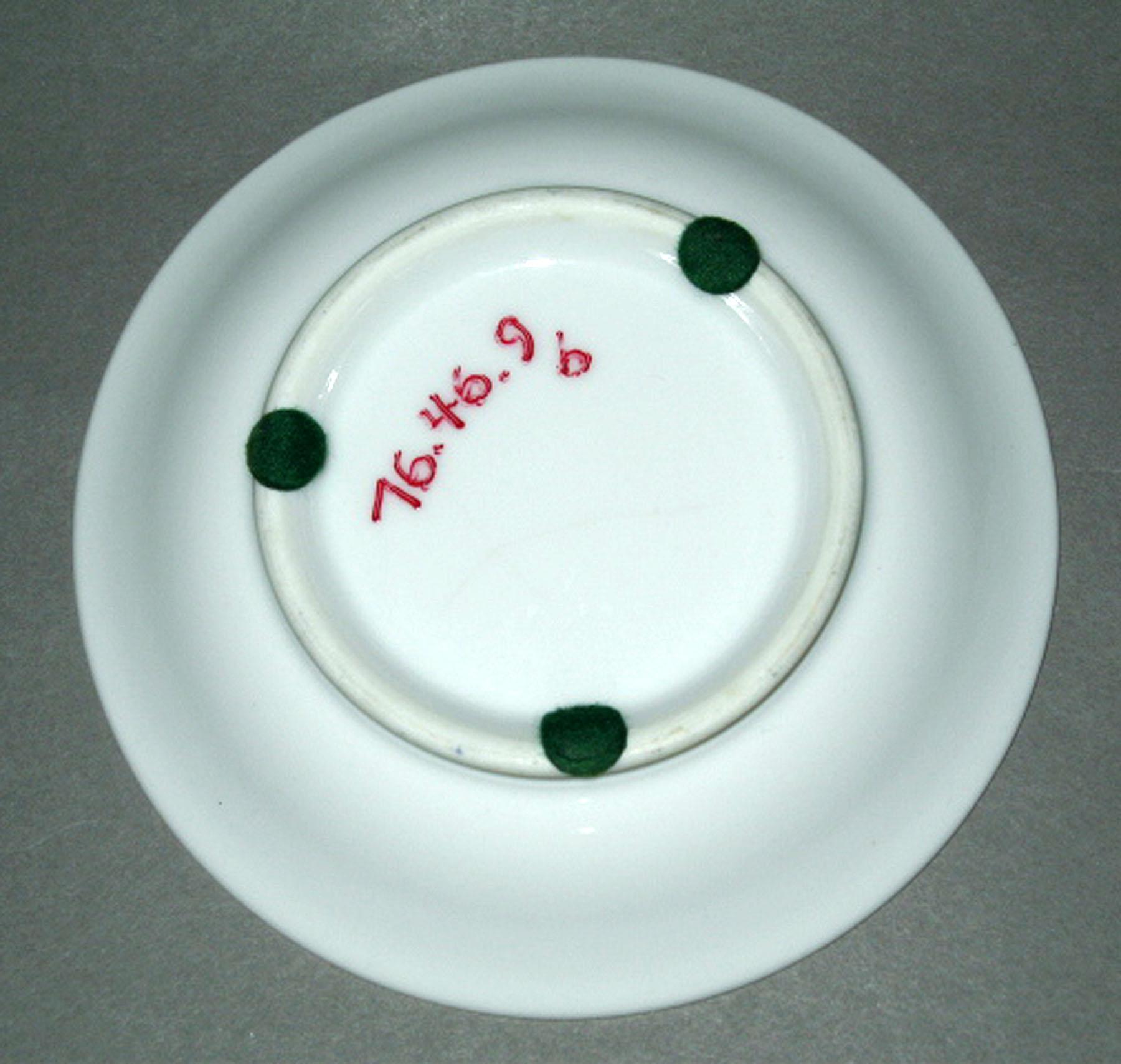 1976.0046.009 B Porcelain saucer (underside)