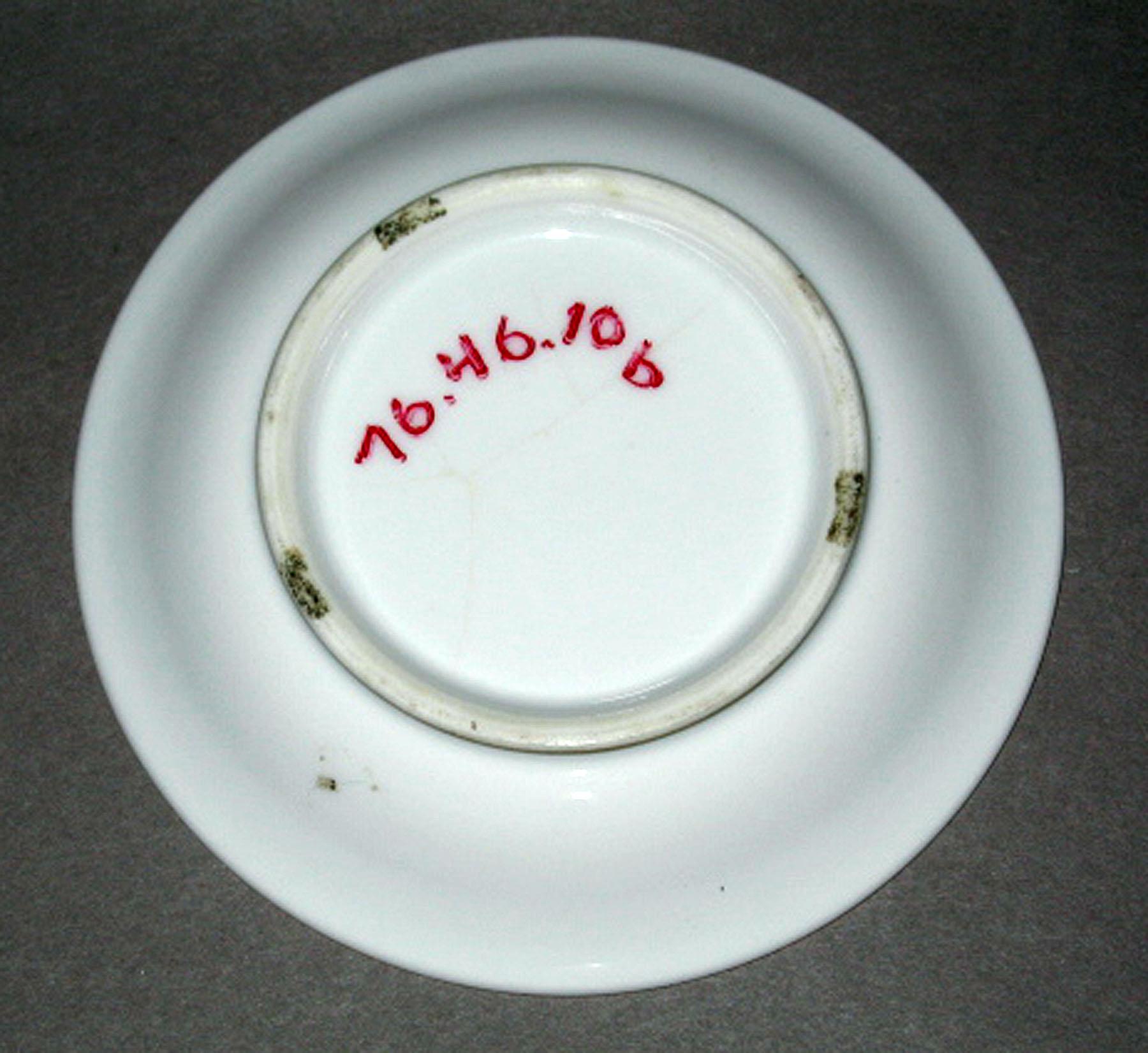 1976.0046.010 B Porcelain saucer (underside)