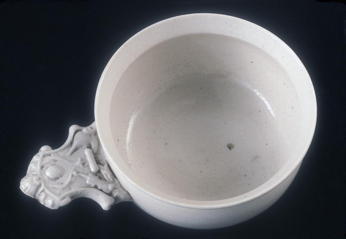 1976.0107 Porringer