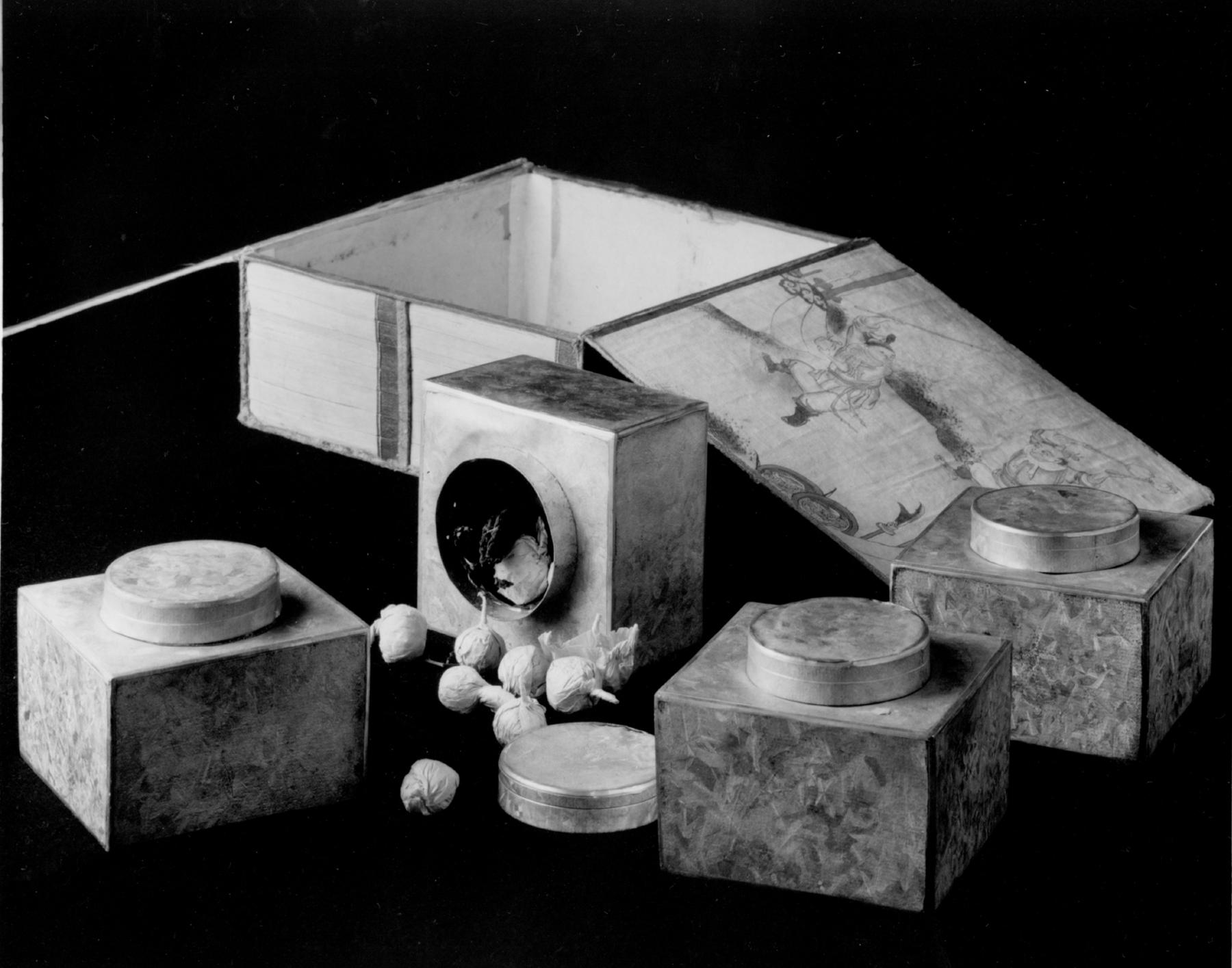 1976.0222 A-I Teabox or tea canister (fully open)