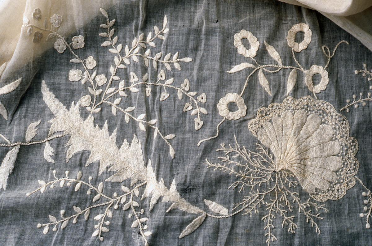 1976.0262 Dress, detail 1