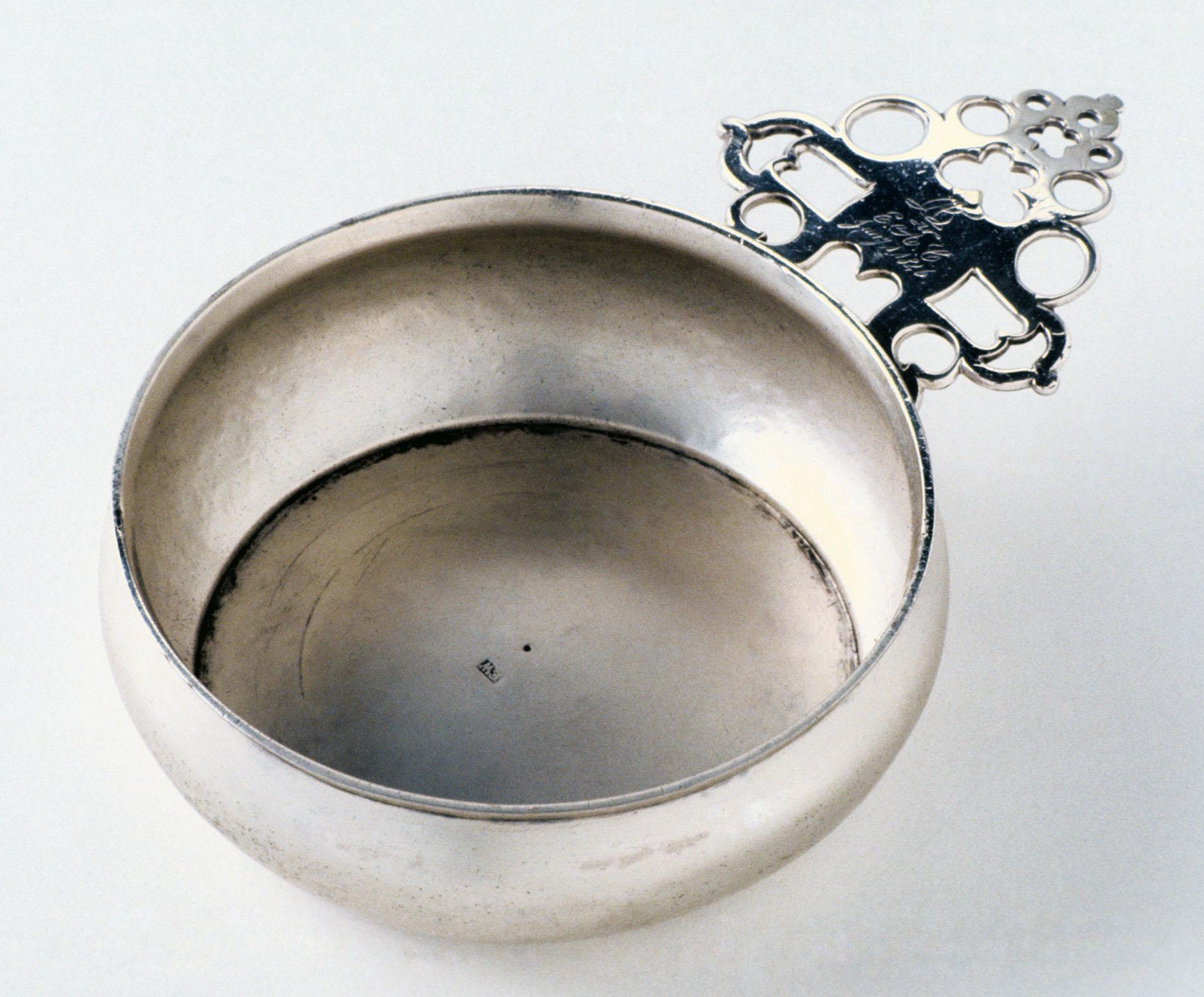 1976.0281 Porringer, view 1