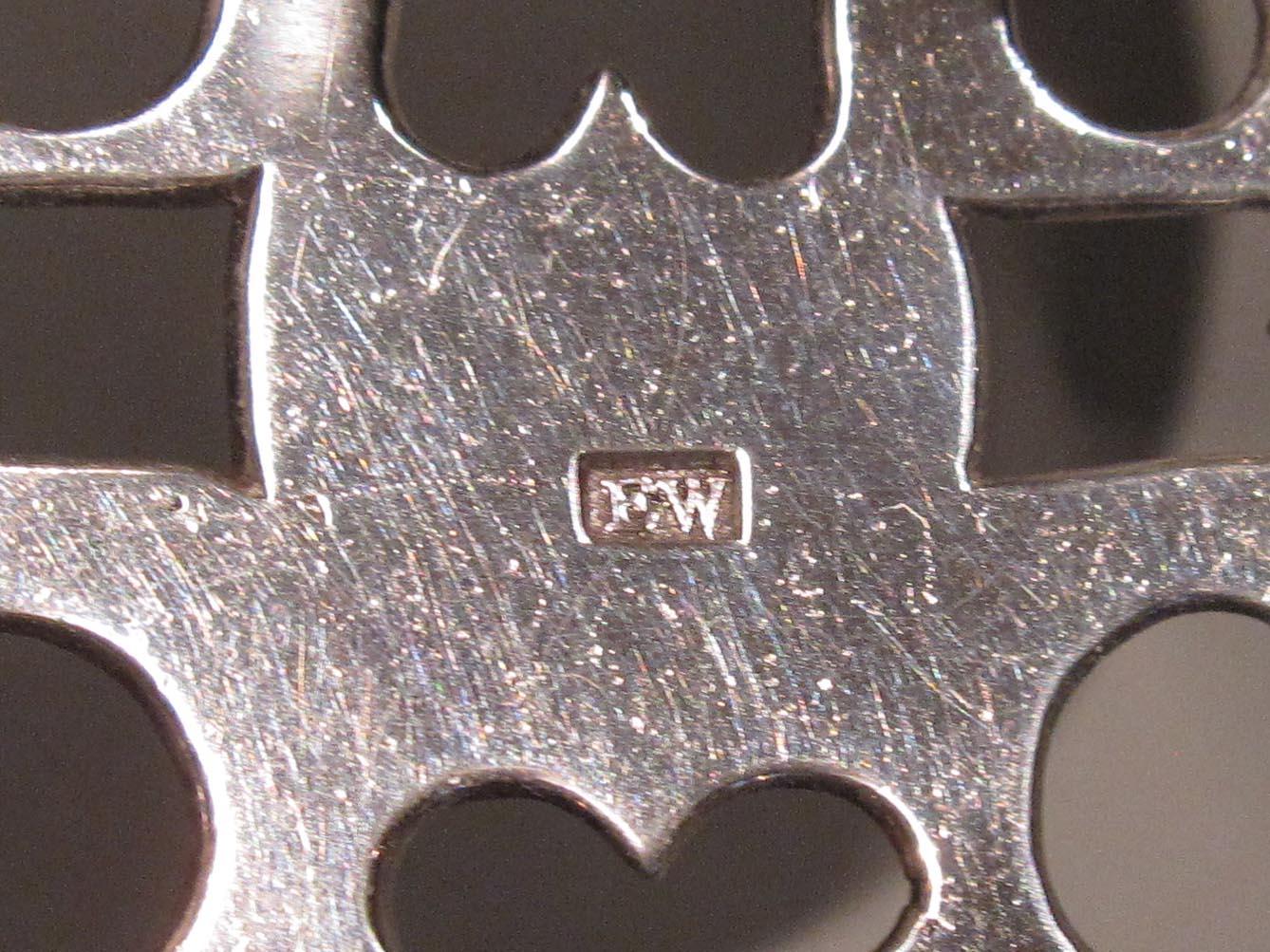 1976.0281porringer handle underside mark