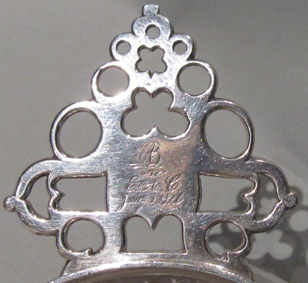 1976.0281porringer handle upper surface engraving