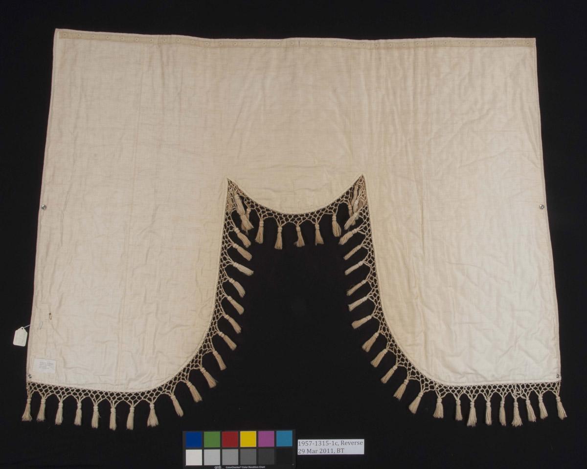 1957.1315.001 C Window hanging, valance (reverse)