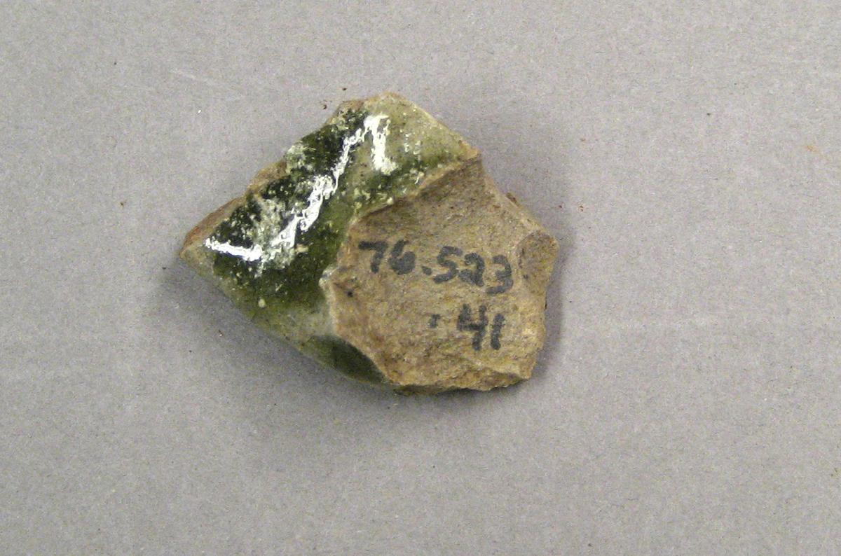1976.0523.041 Ceramic fragment-underside