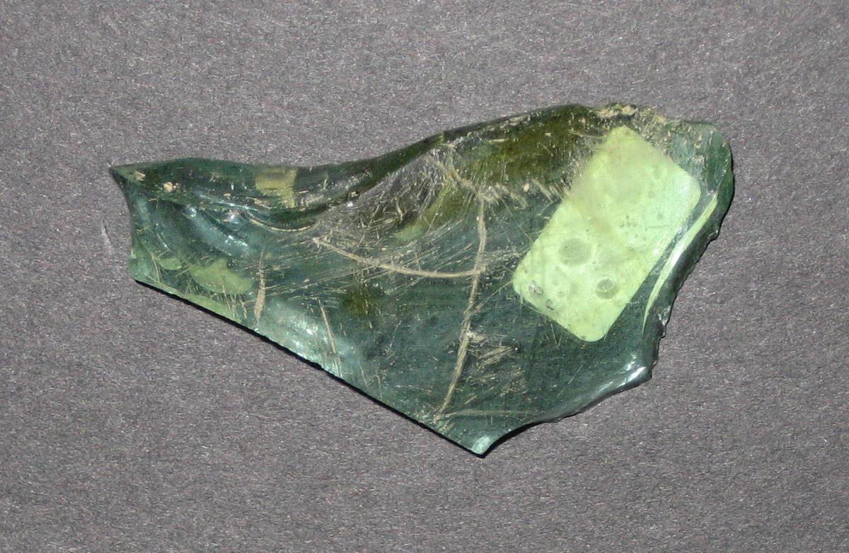 1976.0524.001 Glass fragment