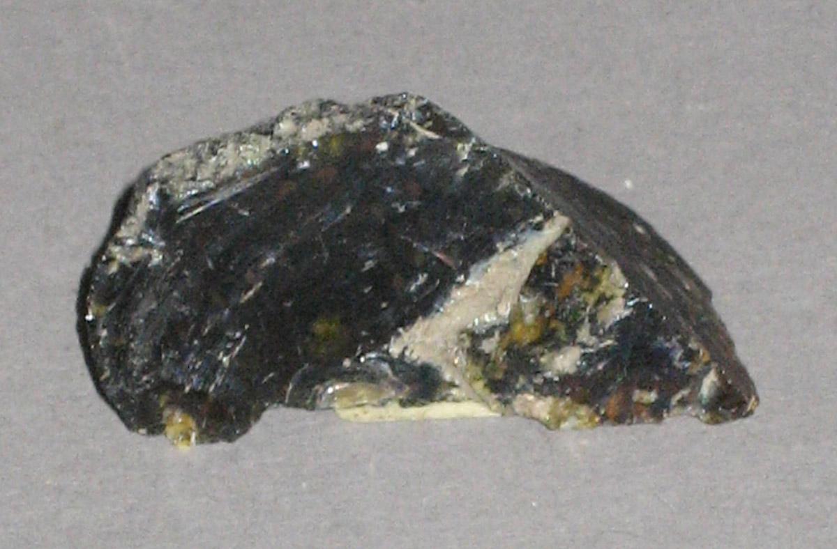 1976.0524.014 Glass fragment