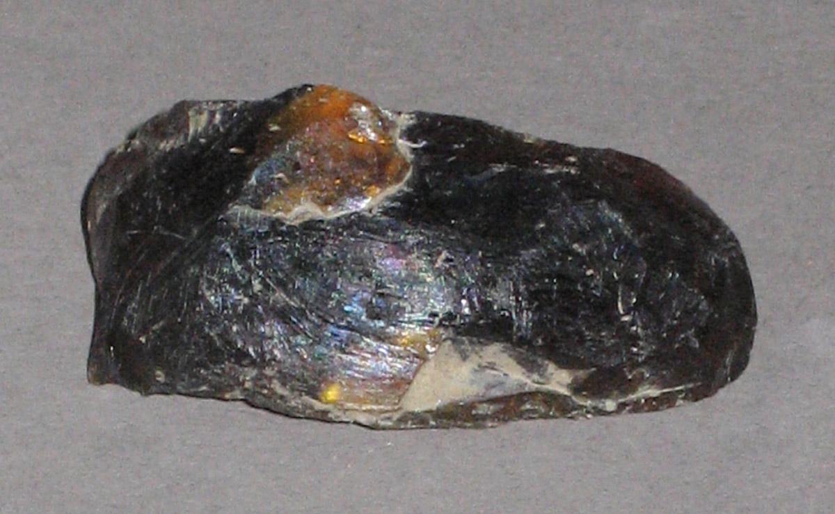 1976.0524.015 Glass fragment
