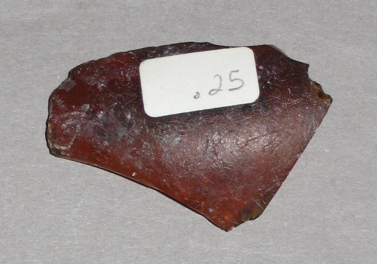 1976.0524.025 Glass fragment