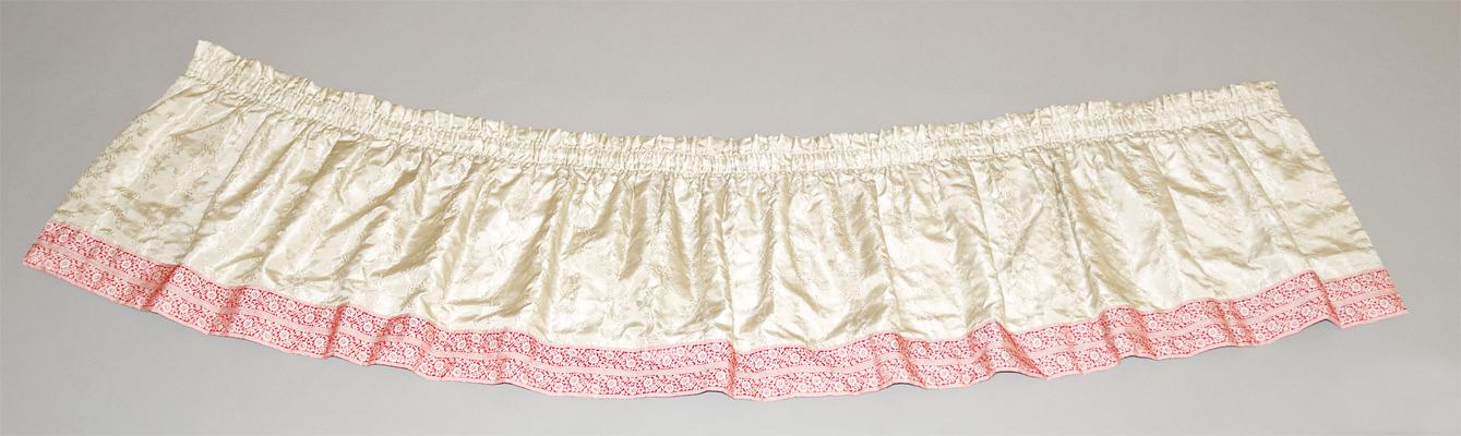 1957.1317 Window hanging, valance view 1