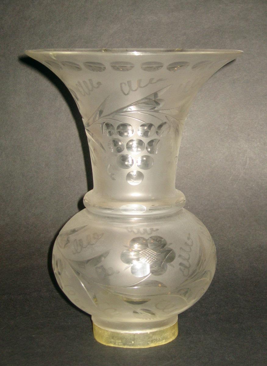 1977.0009.002 Glass lamp shade