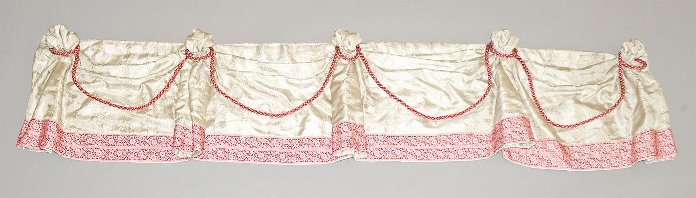 1957.1318.001 C Bed hanging, valance